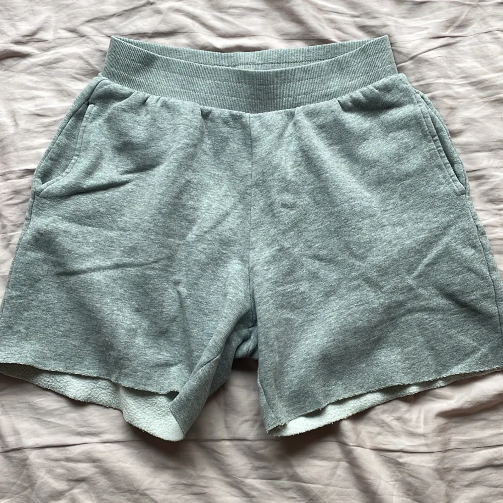 Mjuka mjukishorts köpta från Gina Tricot, inga skador eller defekter, är i storlek M jag anser dock att dom är små så skulle säga att dom är mer S💓. Shorts.