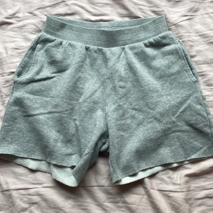 Mjukishorts - Mjuka mjukishorts köpta från Gina Tricot, inga skador eller defekter, är i storlek M jag anser dock att dom är små så skulle säga att dom är mer S💓