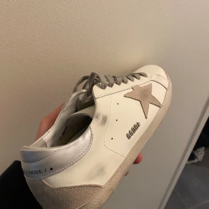 Golden Goose - Golden goose, storlek 45 men passar förmodligen 44 också. Använda endast ett fåtal gånger så skick 9,5/10👍 Pris kan diskuteras vid snabb affär🤝