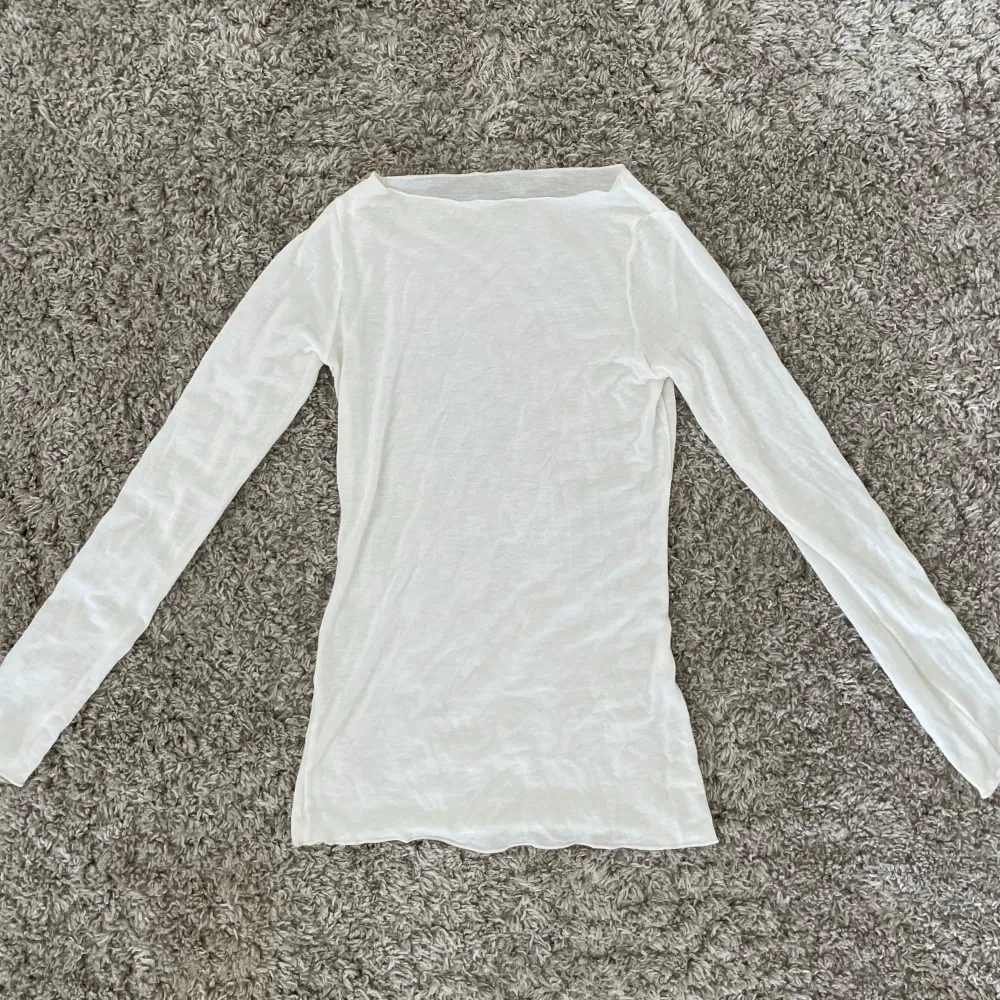 Tight, smått genomskinlig långärmad tröja från intimissimi i storlek xs🤍 Använd kanske 2 gånger max, nypris 449kr. Tröjor & Koftor.