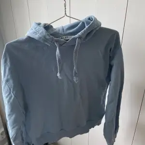 Ljusblå hoodie från NA-KD i storlek S