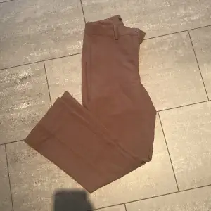 Säljer dessa bruna byxor i storlek 36. Pris kan diskuteras 