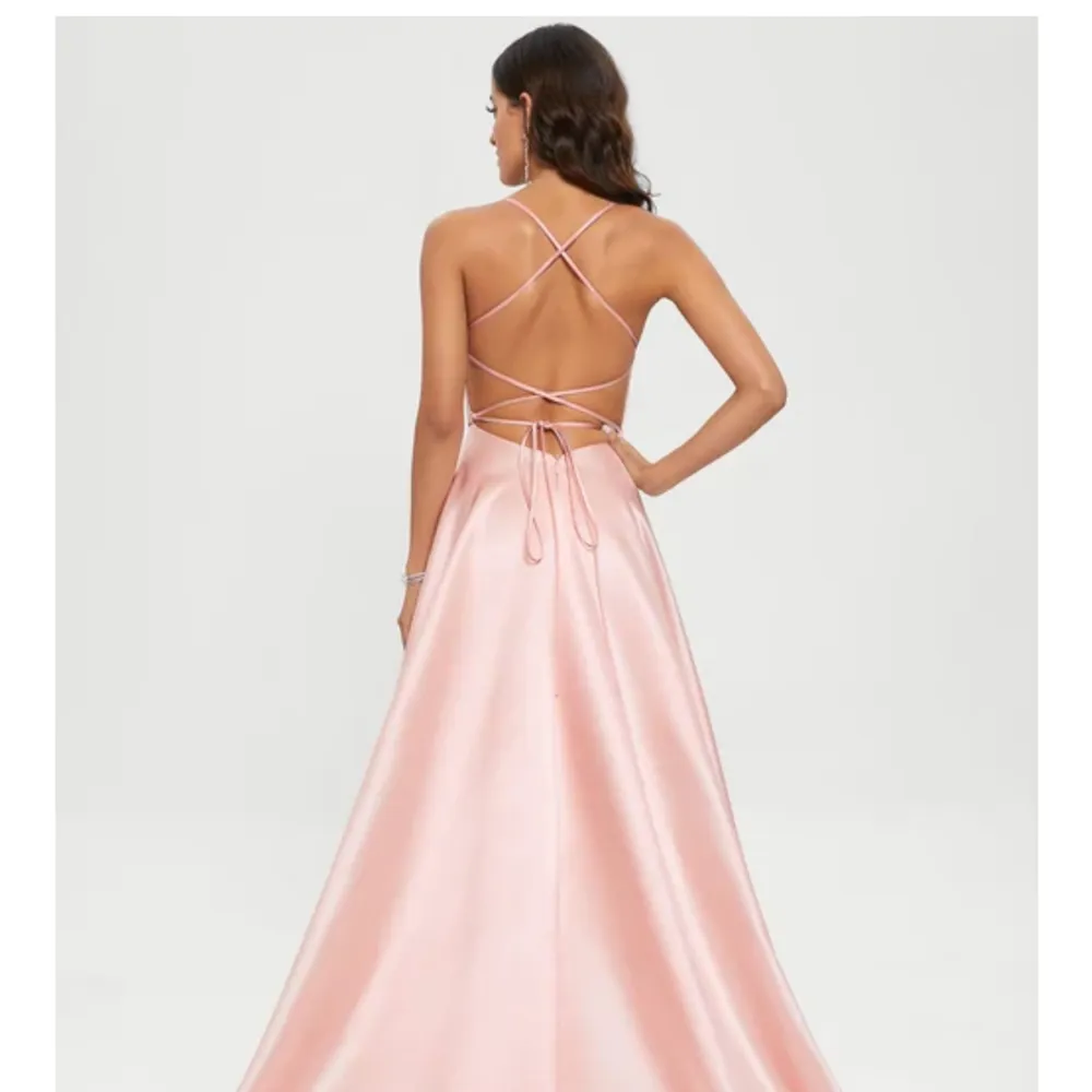 Jätte söt ljus rosa balklänning med öppen back, från JJ’s house.  Använt bara en gång. Köpte för cirka 3000. Storleken är costume made. Priset går att diskutera, skriv gärna om ni har frågor❤️❤️ Fraktkostnad är med kunden❤️. Klänningar.