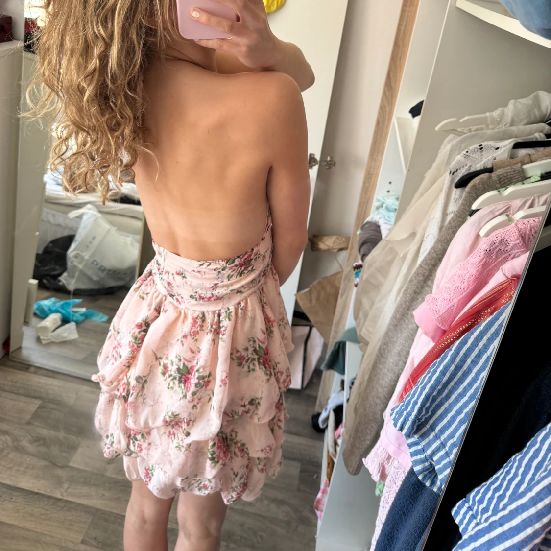 Blommig halterneck klänning med öppen rygg - 91