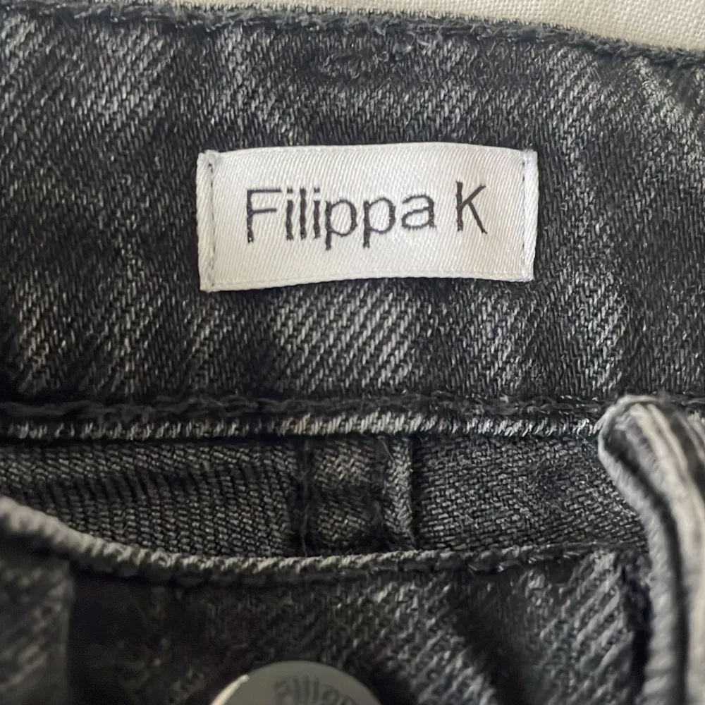 Svart gråa jeans från Filippa K. . Jeans & Byxor.