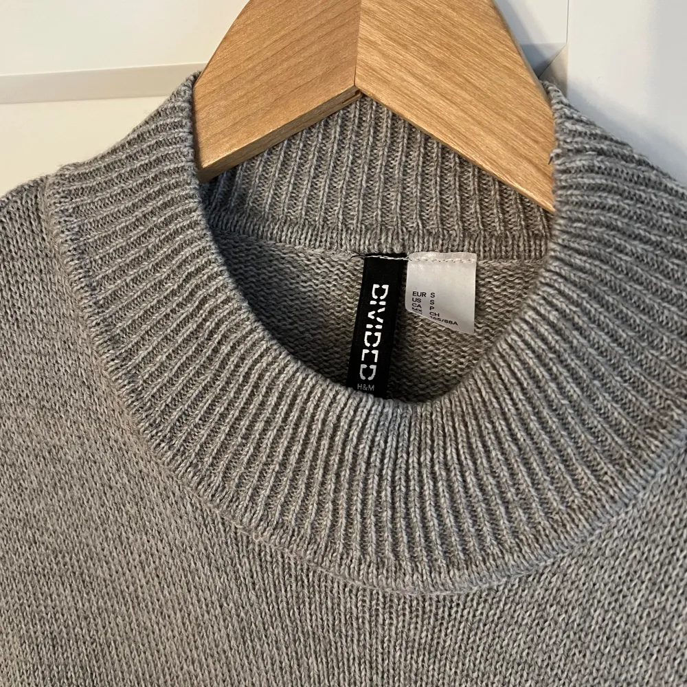 Luftig stickad tröja perfekt till kalla sommarkvällar! Från H&M i storlek s.. Stickat.
