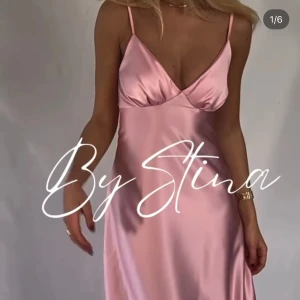 Rosa balklänninge - Säljer en balklänning från bystina då ja köpte i två storlekar💓 aldrig använd utan bara testad