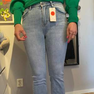 Jättefina nya jeans, skulle säga att de sitter som en 36/38 istället för 40 då den är liten i storleken, lappen finns kvar, endast provade💗