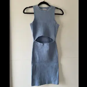 Denna mini klänning är från Bershka och köptes sommaren 2024. Har endast använts 1 gång och är därmed i jätte bra skick. Obs. Kan tvättas och strykas om önskas 🤗