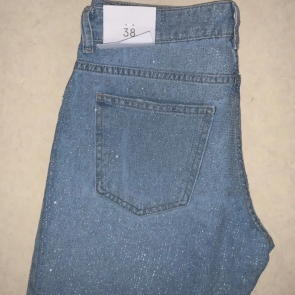 Straight leg mid rise jeans från Bershka med strassdetaljer/glitter detaljer i storlek 38 (kan passa en 36a också). De är helt oanvända och i nyskick (endast testade)! Skriv för fler bilder/frågor💕💓. Jeans & Byxor.