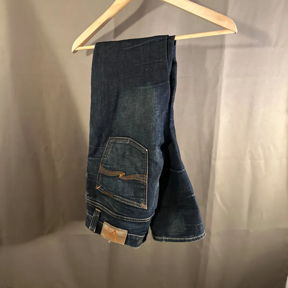Nu har vi fått in i lager dessa sjukt snygga Nudie jeans med en as goo tvättning. Storleken på jeansen är 31/32. Vid frågor och funderingar är det bara att kontakta oss 🤝🏻. Jeans & Byxor.