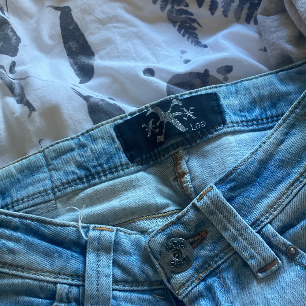 sjukt snygga lågmidjade, ljusblåa Lee jeans som kommer från tidigt 2000 tal med snygga svarta detaljer🙌🏼🙌🏼🙌🏼 lite smått slitna vad fötterna. Pris kan diskuteras❤️. Jeans & Byxor.