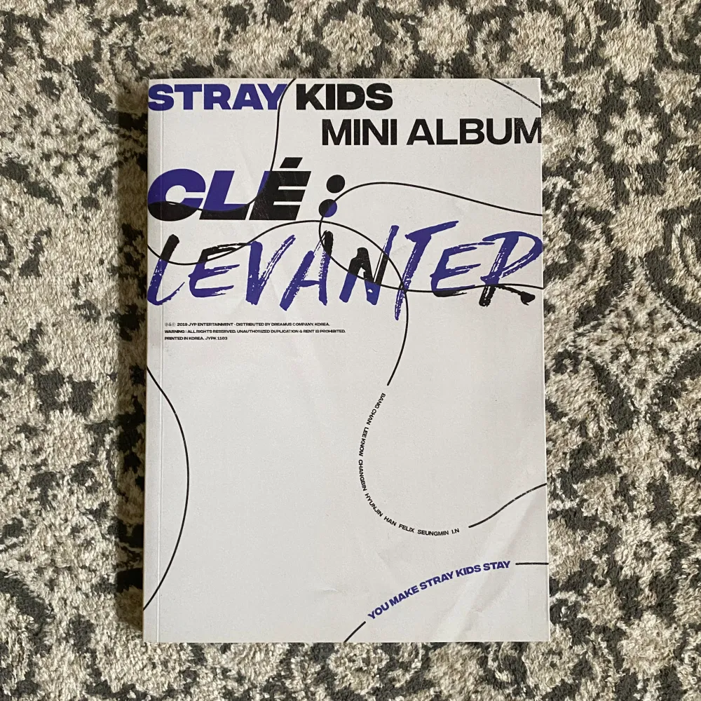 Säljer denna album från STRAY KIDS!! Allt är i bra skick. Albumet inkluderar 2 photocards, special page, cd + en stor poster (lite skrapad på hörnen, mest synligt baksidan). . Övrigt.