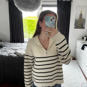 Randig stickad zip-tröja - Superfin och superskön stickad zip-tröja!  lite små nopprig men inget man lägger märke till!