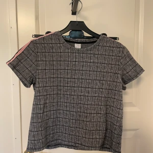 Rutad tröja  - Rutad tröja från Lindex. Använd några få gånger, fint skick