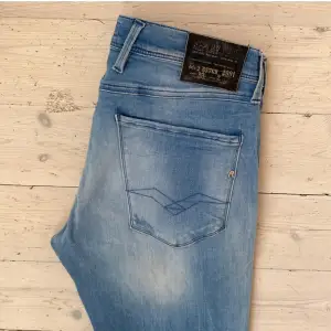 Jävligt najs Replay Anbass jeans med najs slitningar och i perfekt skick 🙌 skriv vid fråga 👍 