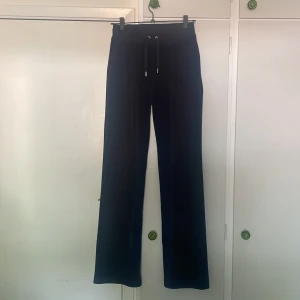 Juicy Cuture byxor - Ett par mörkblå byxor från Juicy Cuture. De är i storlek XS. Mycket fint skick och inga defekter eller fläckar. Köpta på Raglady i Göteborg. Priset är diskuterbart. Skriv vid fler bilder/ frågor!💕