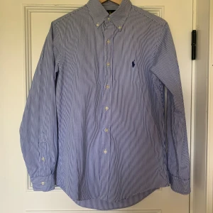 Ralphlauren skjorta  - Hej, säljer denna riktigt snygga skjortan ifrån ralphlauren som passar perfekt nu till sommaren! Tröjan har inga defekter och är i toppskick. Tveka inte på att höra av dig vid funderingar! Mvh Joel 