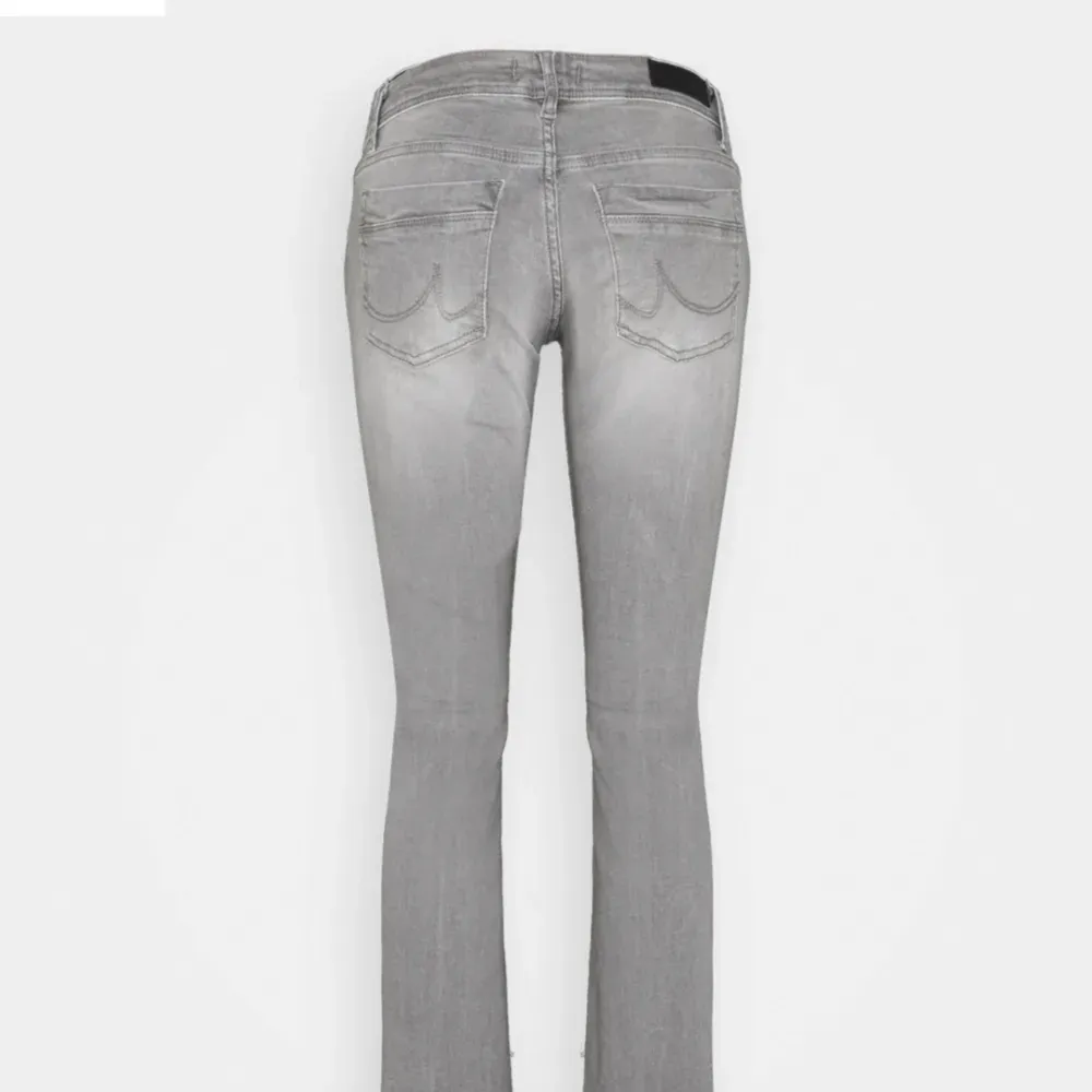 jag säljer mina gråa ltb jeans som jag köpt på sellpy💞jeansen är helt slutsålda! de är försmå och kommer inte till användning!💞 skriv för bilder och pris kan diskuteras! 🙌🏽🙌🏽. Jeans & Byxor.