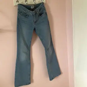 Ett par lågmidjade bootcut jeans i storlek S full length ifrån Lager 157. De är i modellen ”Low boot”. De är i bra skick och säljes pga de inte kommer till användning. Originalpris 400kr och mitt pris 200kr.