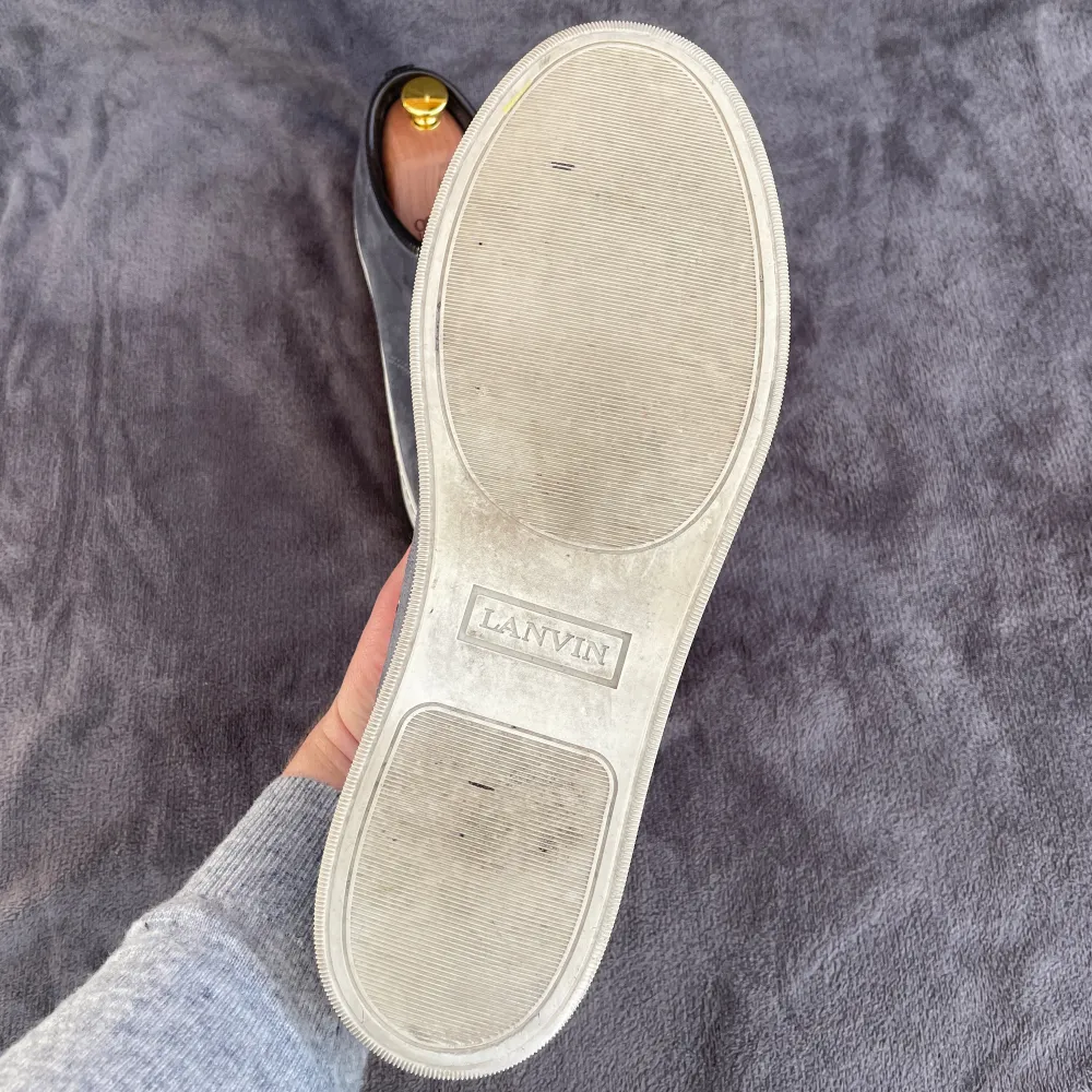 Säljer dessa eftertraktade gråa Lanvin DBB1 Cap Toe i storlek UK10/EU44 (passar 44-45) |  Fenomenalt bra skick!  | Enbart skorna medföljer vid köp | Hör av dig vid frågor, bilder eller köp! ⭐️Tar bud ;). Skor.