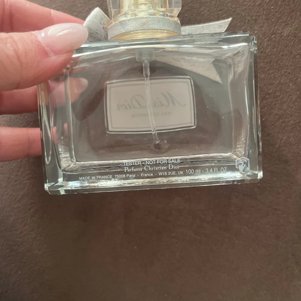 Säljer min parfym för ja känner att jag tröttnat lite på den 🤗 ungefär halva kvar så den har mycket kvar att ge 🌸  Nypris: ca 1800. Parfym.