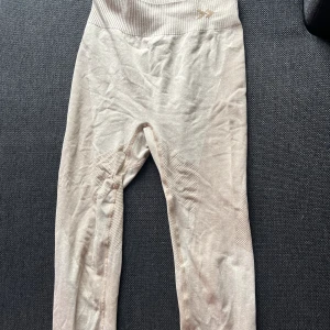 Tränings kläder  - 1 sätt med ett par tränings byxor och en tränings top. 