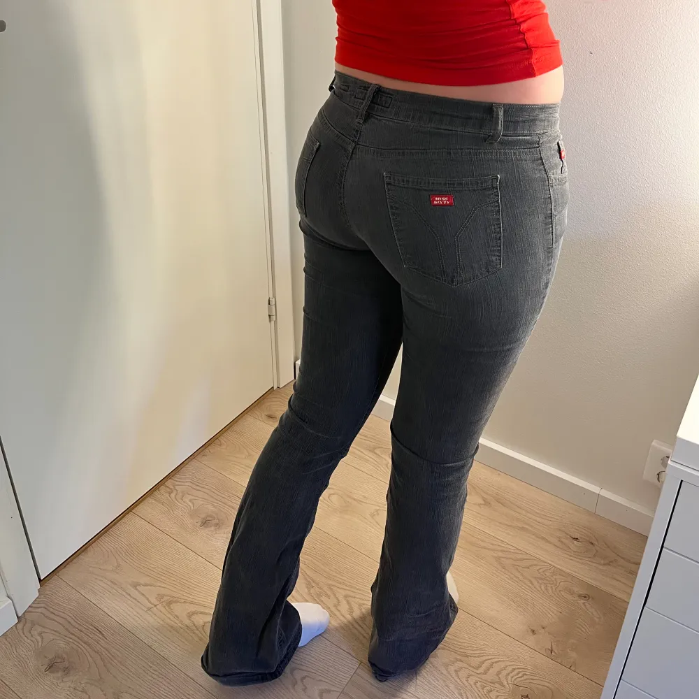 Väldigt sköna och stretchiga miss sixty bootcut jeans!💕 Byxorna är väldigt långa och passar många eftersom de är stretchiga! 🤗. Jeans & Byxor.