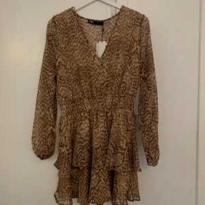 Klänning zara - Klänning från zara i nyskick! Aldrig använd, lappen kvar