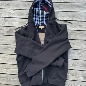 Säljer burberry zip hoodie, då den tyvärr var för liten för mig. Det står XL på den, men sitter verkligen som L. Jag har bara provat den på så den är helt oanvänd. Hör gärna av dig om du har funderingar eller vill ha fler bilder. 👍