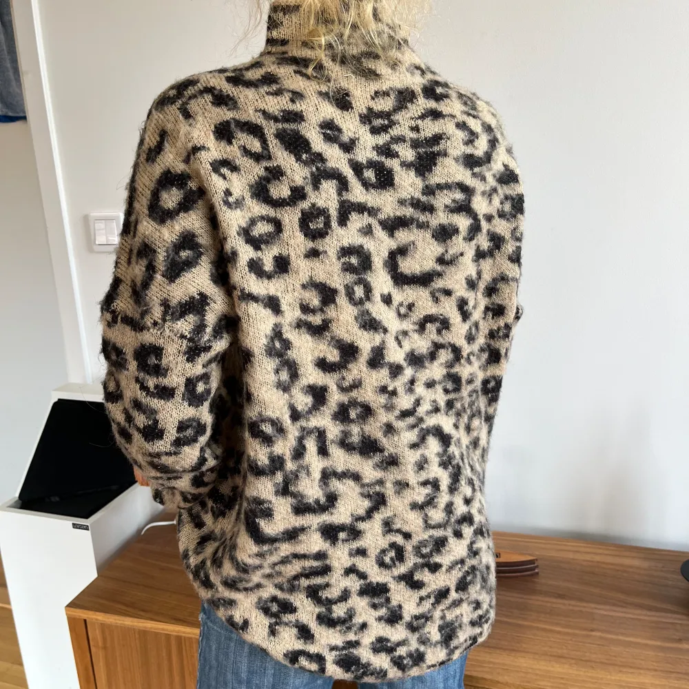 Supermjuk tröja i leopardmönster i gott skick. Tröjor & Koftor.