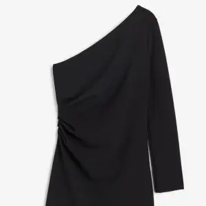 En svart fest klänning från Hm. Använd vid endast ett tillfälle🌸Nypris 299 kr