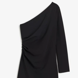 Svart klänning  - En svart fest klänning från Hm. Använd vid endast ett tillfälle🌸Nypris 299 kr
