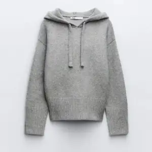 Super fin grå hoodie från Zara som inte längre kommer till användning, storlek S och inga defekter🩷 Hoddien säljs inte längre på zara hemsida🩷Vid någon fundering skriv till mig privat🩷