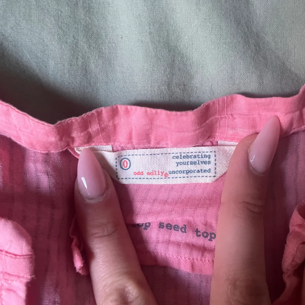 en superfin rosa linne från odd molly. helt perfekt skick. säljer pga storleken passar inte mig. 🩷. Toppar.