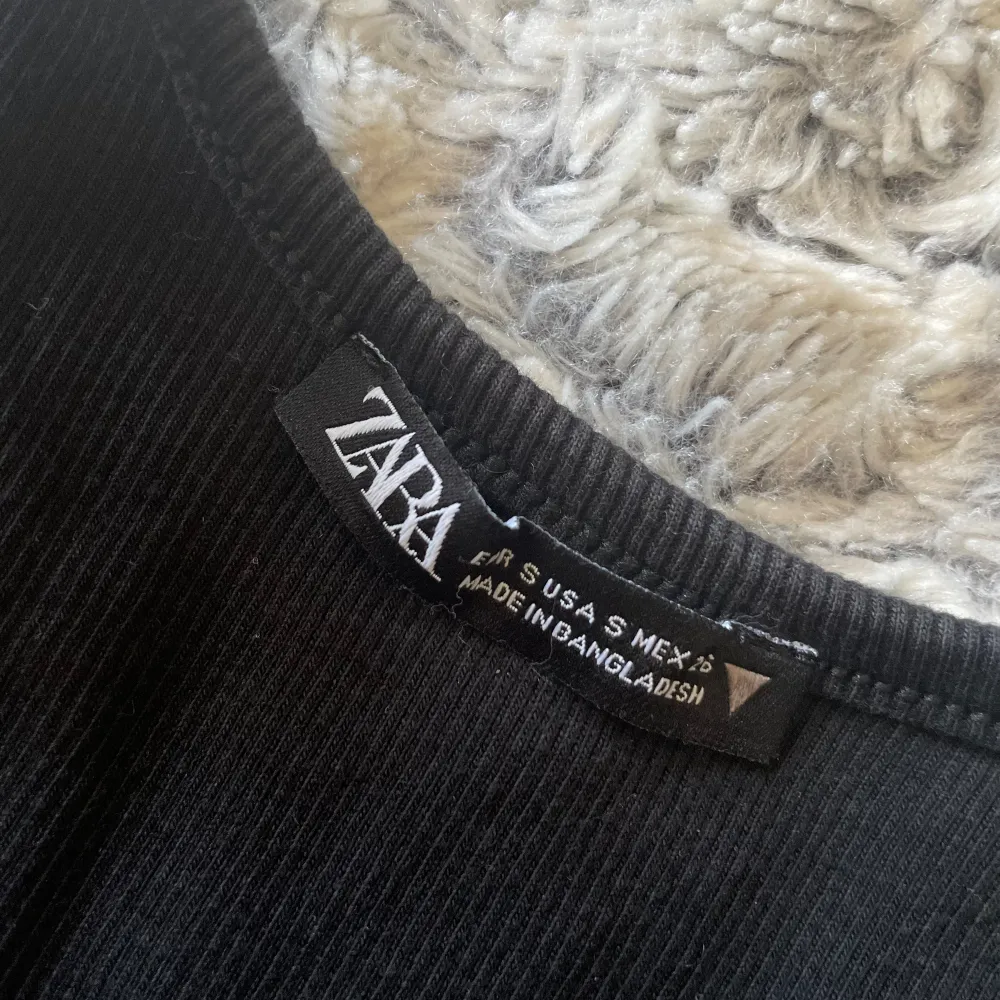 En svart super gullig och skön topp från Zara, fint & fräscht skick!! Endast andvänt fåtal gånger ( säljer då det inte kommer till andvändning )  Storlek s, ribbat material. Toppar.
