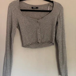 Grå kofta - Säljer den här gråa croppade koftan/tröjan. Använt en gång