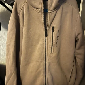 Beige/Sand färg Sail Racing hel dragkedjad  - Säljer denna tröja för har vuxit ur den och är knappt använd. Storlek S och har inga tydliga defekter. Pris kan diskuteras. 