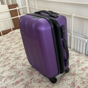 Resväska Cavalet - Resväska - cavalet. (Se bilder)  Färg: Lila,  Fin kvalité! 💜 Strukit under mitt namn (med svart färg)