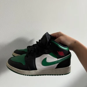 Air jordan 1 Black pine green - Säljer mina Air jordan 1 Mid GS Black pine green pga ingen användning. Dom är använda men i väldigt bra skick. Nypris ligger på ca 2500kr och är väldigt sällsynta.