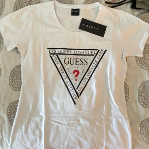Guess T-shirt - Säljer en helt ny guess T-shirt. Storlek L 🤍