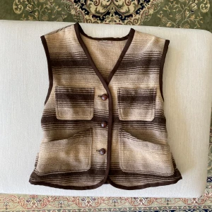 Vintage Väst - Vintage väst, bra kvalitet! Kan spännas in lite med spännen vid midjan. Passar s-m