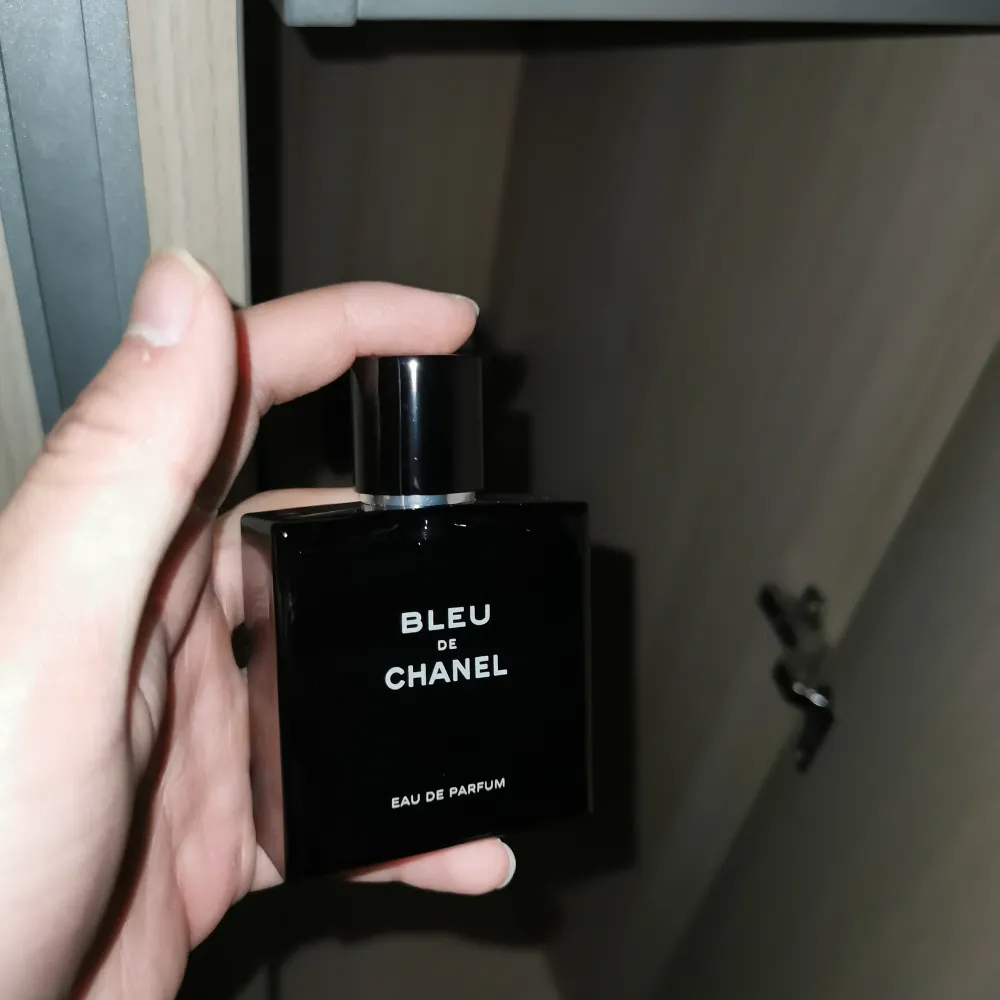 Helt oanvänd, riktigt fin doft med inslag av amber och bergamot, perfekt som daglig användning, 49/50ml återstår. Accessoarer.