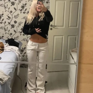 Kostymbyxor  - säljer dessa vita kostymbyxor från bikbok, har bara använt dom två gånger. Säljer dem eftersom det inte är min stil. I jätte bra skick eftersom de bara är använda 2 gånger. De är storlek 38 fast passar även 36 eftersom jag använder både 36 och 38🌸🌸