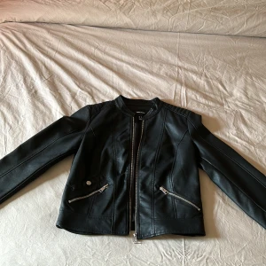 Vero Moda - konstläder jacka - Lite liten i storleken. Som ny, använd en gång. 