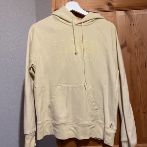 Levis hoodie - Gul hoodie från Levis, jättefin! Sparsamt använd 💛