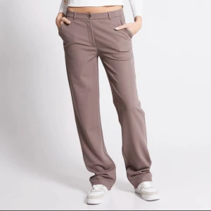 Lågmidjade kostymbyxor - Lager 157 - Bruna kostymbyxor ifrån Lager 157!❤️ Använda ca 2 gånger, gott skick. Låg midja. *Tvättas Alltid*