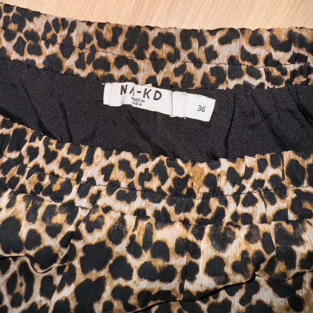 Söt tunn mini kjol med leopard mönster från NA-KD , storlek S / 36. Använd få gånger men inga tecken på användning. Fint skick. Sjukt fin till en svart eller vit topp. . Kjolar.