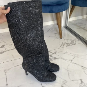 Glitter boots - Superfina glitter boots från Nelly! Storlek 39, använda två tillfällen. Köpta för 1000kr❤️