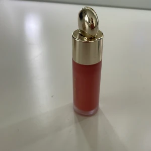 Rare beauty blush  - Jag säljer min rare beauty liquid blush i färgen hope💗 Blushen var köpt för 389kr men jag säljer den för 300kr Jag köpte den för inte så länge sedan och har använt den bara ett par gånger. Den har inte nuddat mitt ansikte utan jag har använt borstar💗